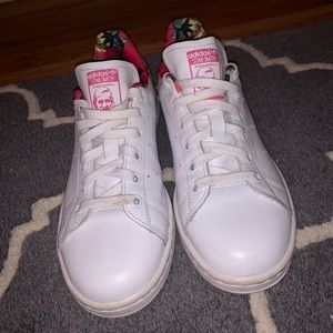 Stan Smith Adidas white and pink floral sneakers